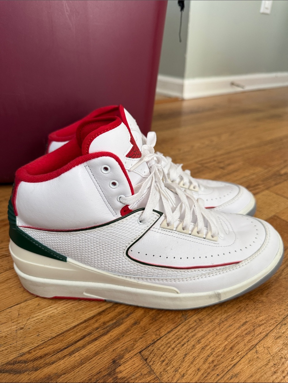 AIR JORDAN 2 RETRO SZ 10.5 WHITE GREEN VARSITY RED - Picture 2 of 6